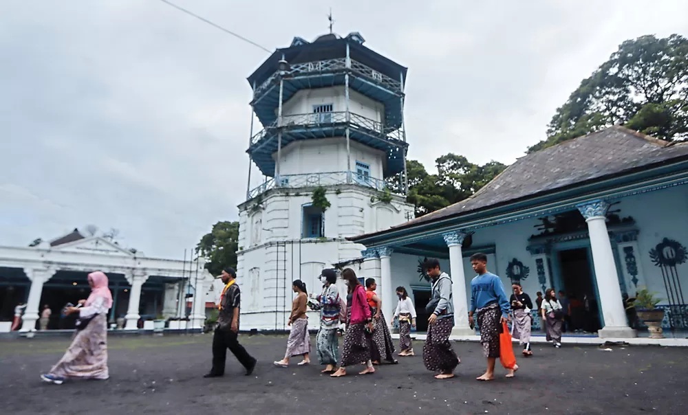Ilustrasi: Wisatawan bisa mengunjungi Keraton Kasunanan Surakarta kembali mulai kemarin (27/12), meski belum semua akses dibuka. (JAWA POS RADAR SOLO)