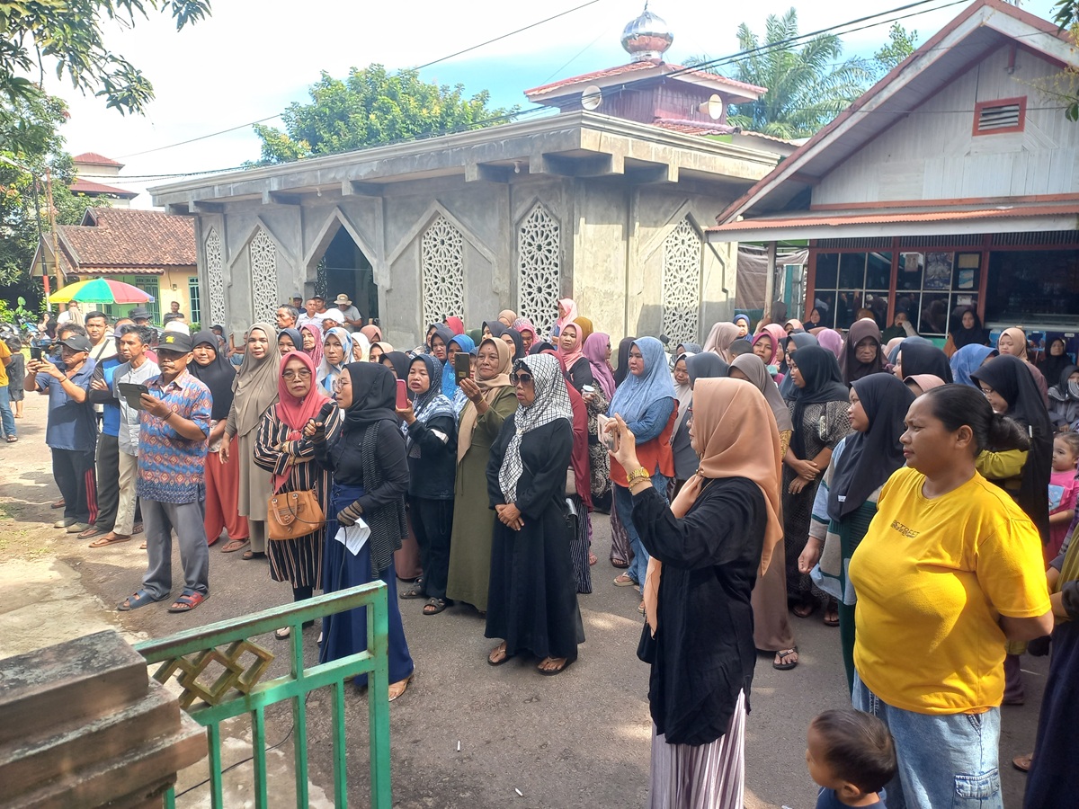 KISRUH SHU: Puluhan anggota koperasi kembali mendatangi kantor Koperasi Serba Usaha Bersama (KSUB) Sembuluh II, Jumat (14/11).RIFANI/RADAR SAMPIT