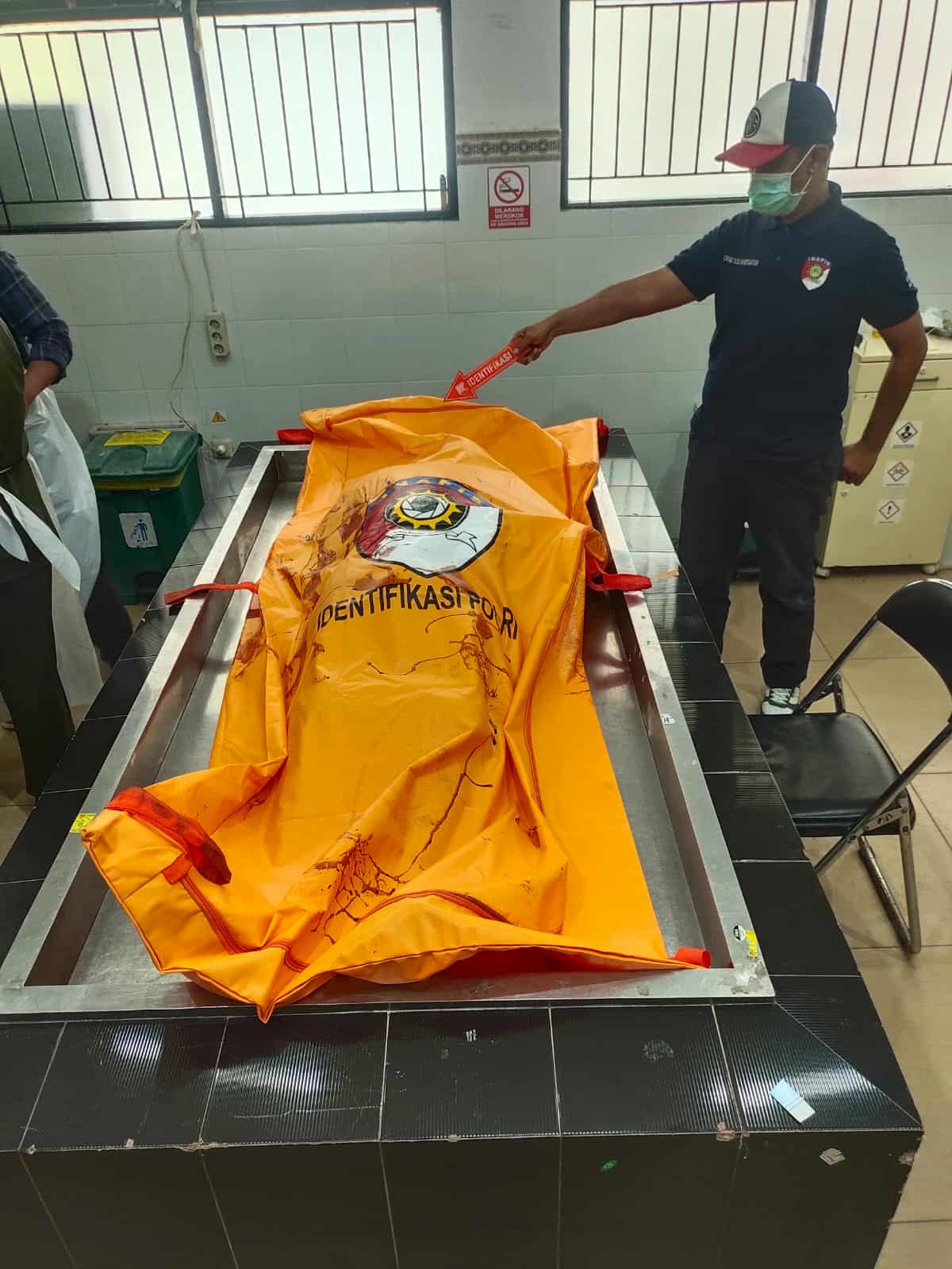 Sesosok tubuh pria berinisial YM yang ditemukan tak bernyawa di sebuah rumah di Jalan Raden Saleh IV Gang I, Kelurahan Menteng, Kecamatan Jekan Raya,  Palangka Raya, (15/11).