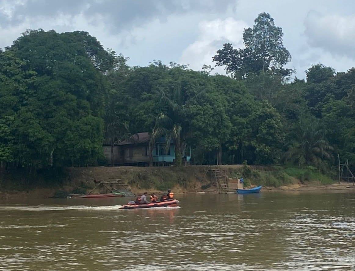 Tim SAR menyisir Sungai Mentaya di Kelurahan Kuala Kuayan, Kecamatan Mentaya Hulu, Kabupaten Kotawaringin Timur, Ahad (16/11/2025) untuk mencari seorang nenek yang diduga tenggelam.