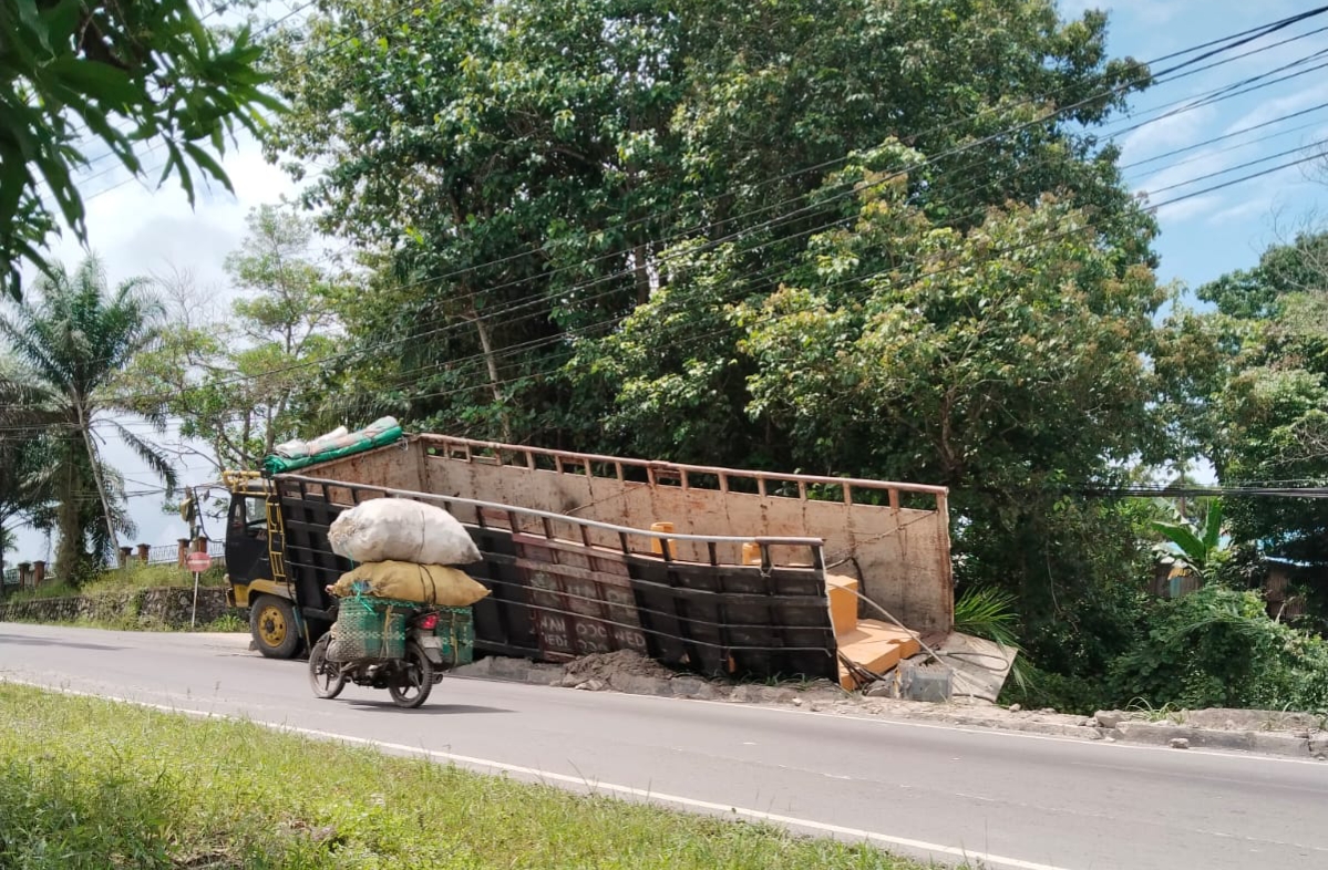 Proses evakuasi muatan truk yang mengalami kecelakaan dengan menggunakan crane di tanjakan Terminal Natai Suka, Kelurahan Baru, Minggu (16/11).