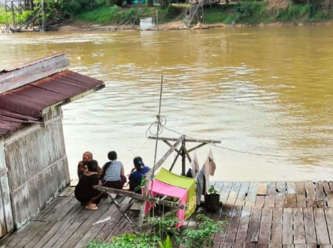 Suasana di lokasi diduga tempat korban pertama kali jatuh dan tenggelam di Sungai Mentaya, Kelurahan Kuala Kuayan, Kecamatan Mentaya Hulu, Sabtu (15/11/2025).