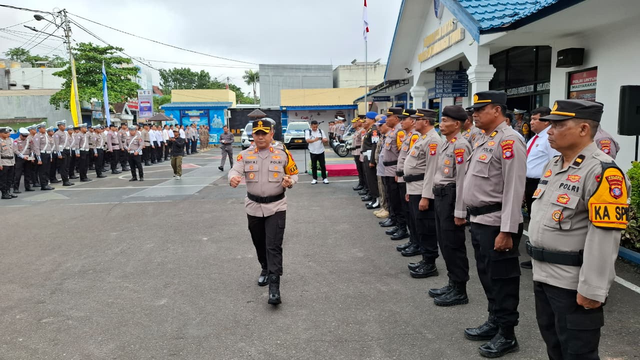 APEL RAZIA: Kapolres Kotim AKBP Resky Maulana Zulkarnain mengecek persiapan personel Operasi Zebra Telabang 2025 di Lantas Polres Kotim, Senin (17/11) pagi.&nbsp;FAHRY/RADAR SAMPIT