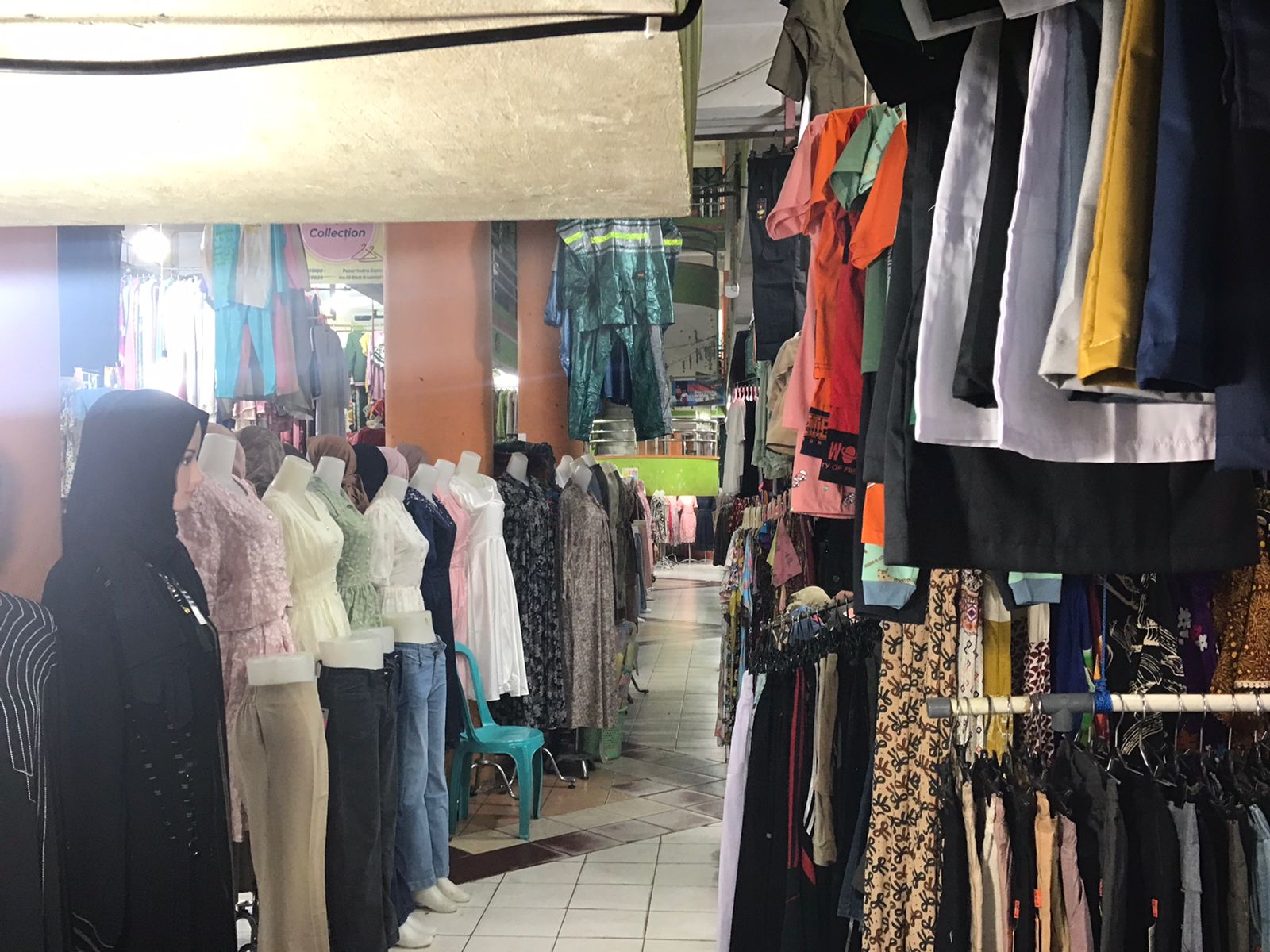 Suasana pasar konveksi di Indra Kencana, Kelurahan Raja, Kecamatan Arut Selatan, Pangkalan Bun nampak sepi dari aktivitas jual beli, Senin (17/11).