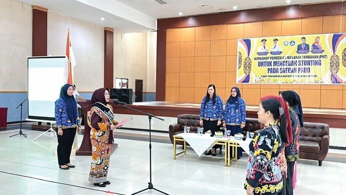 DIKUKUHKAN: Bunda PAUD Kotim Khairiah Halikinnor mengukuhkan Bunda PAUD Kecamatan, Senin (17/11/2025). FOTO: YUNI/RADAR SAMPIT