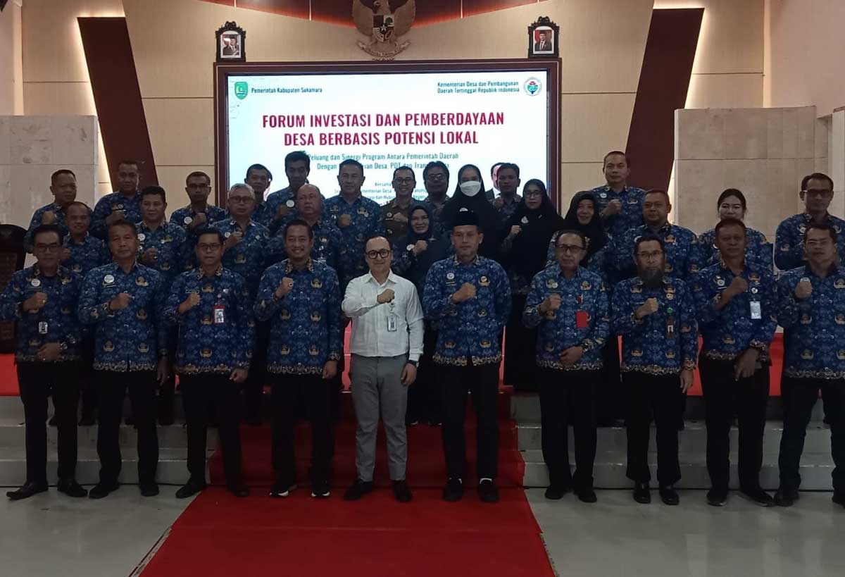 PEMBANGUNAN DESA: Bupati Sukamara Masduki berfoto bersama dengan pihak kementerian dan kepala SOPD usai acara forum investasi.