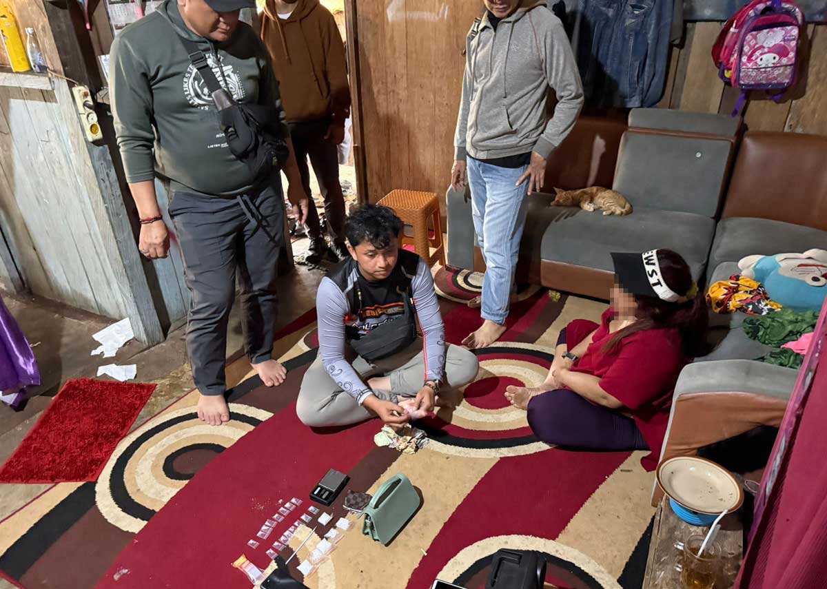 PASRAH: Aparat kepolisian saat menggeledah kediaman SA di Jalan Poros Parenggean-Sangai, Kotim, Rabu (12/11) petang.