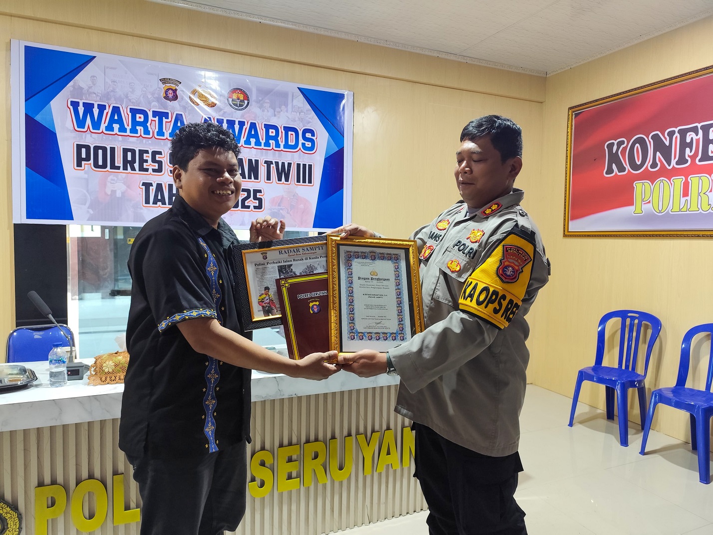 : Kapolres Seruyan AKBP Han&rsquo;s Itta P menyerahkan penghargaan Warta Award Triwulan III 2025,  kepada perwakilan Radar Sampit di Seruyan, Rifani Dewantara, Senin (17/11).