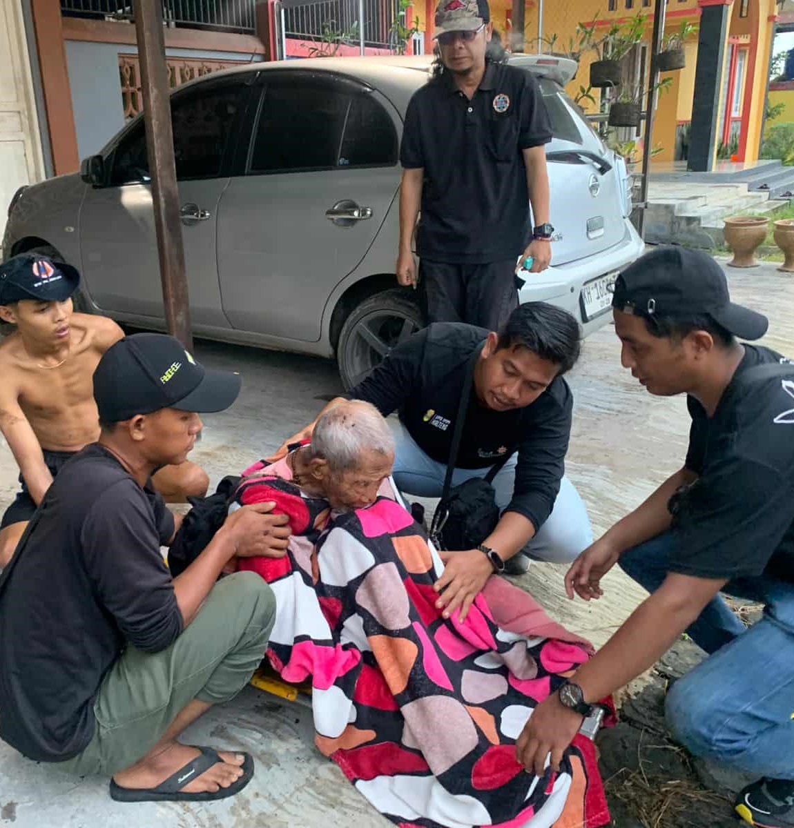 Abdul Azis, lansia berusia 91 tahun setelah ditemukan oleh tim gabungan relawan Emergency Response Palangka Raya (ERP) dan Lazismu Kalteng, dalam kondisi lemah di tengah rawa gambut, Senin (17/11)