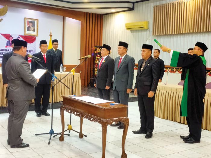 PELANTIKAN: Bupati Kotim Halikinnor saat melantik tiga kepala dinas, baru-baru tadi. FOTO: DOK.YUNI/RADAR SAMPIT