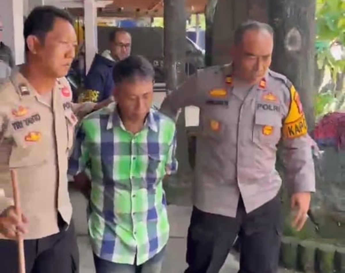 DITANGKAP: Kapolsek Baamang AKP M Romadhon memimpin penangkapan pelaku penganiaya di Panti Asuhan Annida Qolbu, Sampit, Senin (17/11) pagi.&nbsp;POLSEK BAAMANG/RADAR SAMPIT