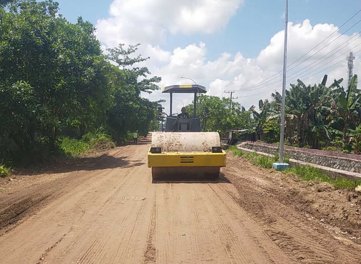 TERUS DIPACU: Penghamparan material agregat di Jalan Pramuka yang masih dalam proses pekerjaan.