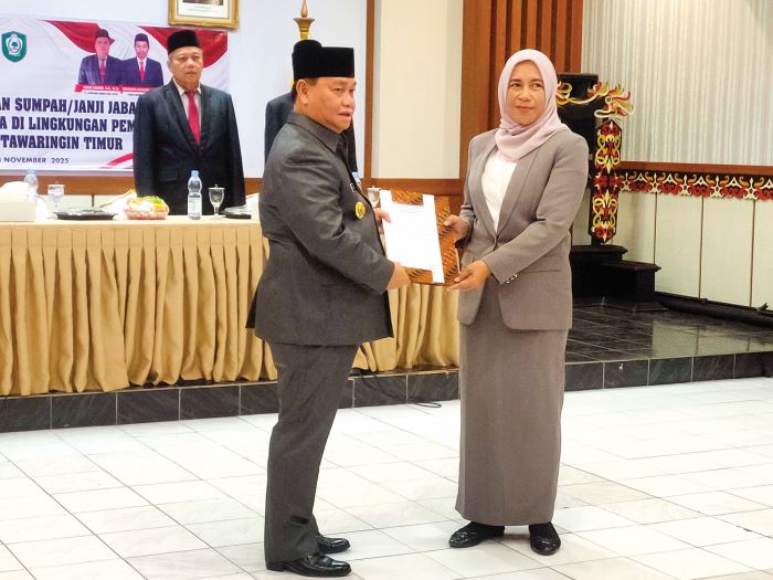 PENYERAHAN: Bupati Kotim Halikinnor menyerahkan SK kepada Plt Kepala Disdik Kotim yang baru, belum lama tadi. FOTO: DOK.YUNI/RADAR SAMPIT