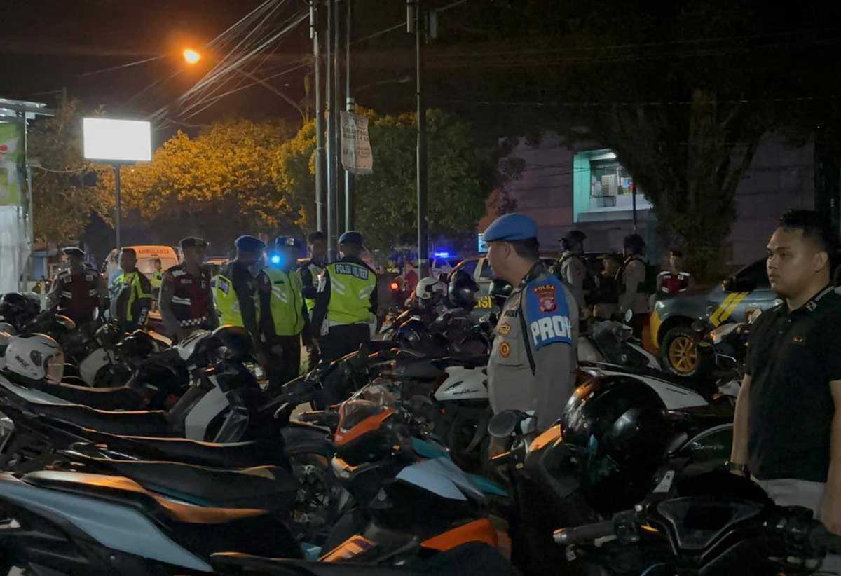 DIAMANKAN: Puluhan motor yang diamankan aparat gabungan dalam operasi penertiban balap liar di Jalan Murjani, Minggu (16/11) dini hari.