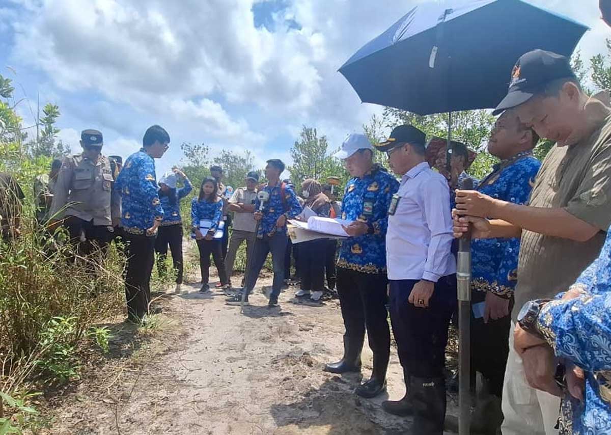 PENGECEKAN: Pencocokkan lahan yang akan dieksekusi oleh Pengadilan Negeri Sampit terkait gugatan tiga objek tanah di Jalan Jenderal Sudirman, Senin (17/11).