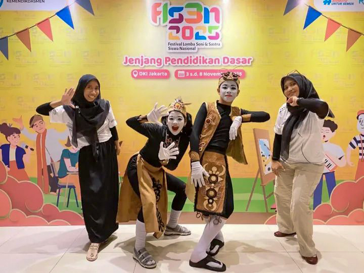 MEMBANGGAKAN: Pelajar Seruyan yang berhasil meraih prestasi di ajang FLS3N 2025 di Jakarta, baru-baru tadi.