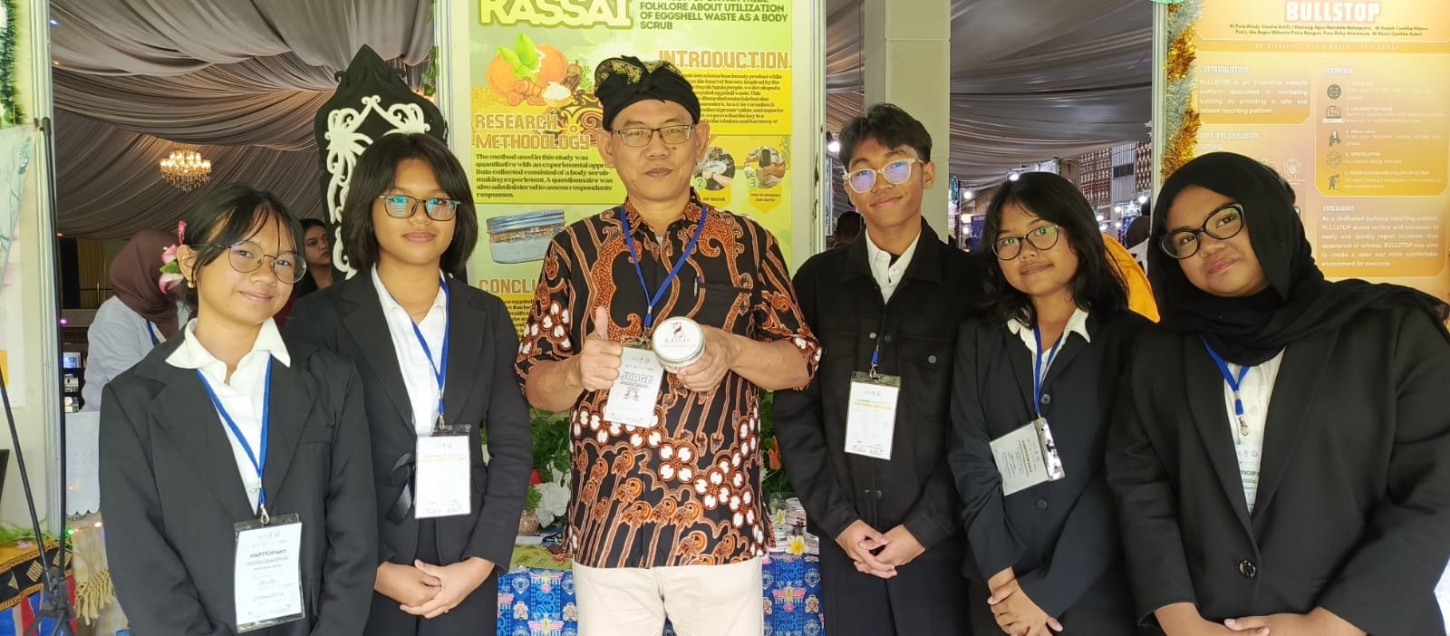 PRESTASI: Tim pelajar SMPN 3 Palangka Raya dan SMPIT Al Ghazali Palangka Raya meraih medali emas kategori social science dalam ajang International Science and Invention Fair (ISIF) 2025.DISDIK/RS