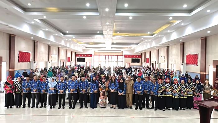 FOTO BERSAMA: Workshop pemberian makanan tambahan (PMT) untuk mencegah stunting pada satuan PAUD, Senin (17/11/2025). FOTO: YUNI/RADAR SAMPIT