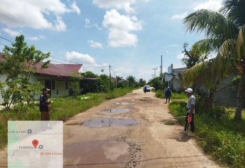 Petugas DSDABMBKPRKP Kotim saat melakukan pengukuran di sejumlah ruas jalan sebagai tanda dimulainya perbaikan jalan, Selasa (18/11).
