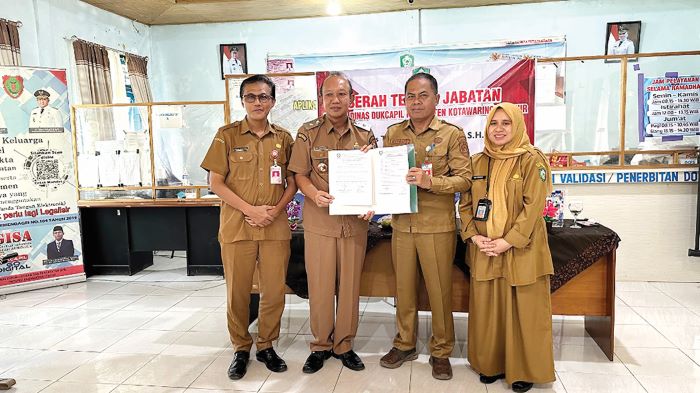 SERTIJAB: Berfoto bersama seusai acara serah terima jabatan (Sertijab) Kepala Disdukcapil Kotim, Selasa (18/11/2025). FOTO: IST/RADAR SAMPIT