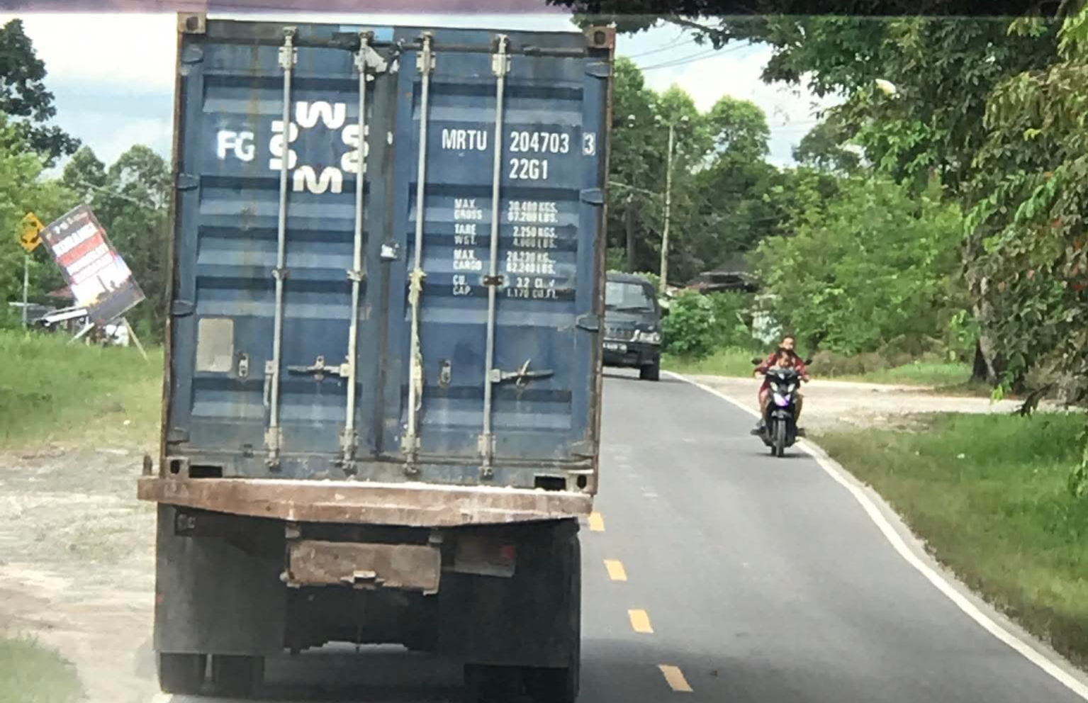 Truk kontainer melintas di Jalan Ahmad Yani, Kelurahan Baru, Kecamatan Arsel, Kabupaten Kobar, Selasa (18/11).