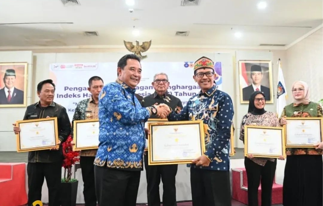 Direktur Jenderal Politik dan Pemerintahan Umum (PPU) Kementerian Dalam Negeri (Kemendagri) RI Dr. Bahtiar menyerahkan penghargaan kepada Wakil Bupati Lamandau Abdul Hamid di Gedung Kemendagri
