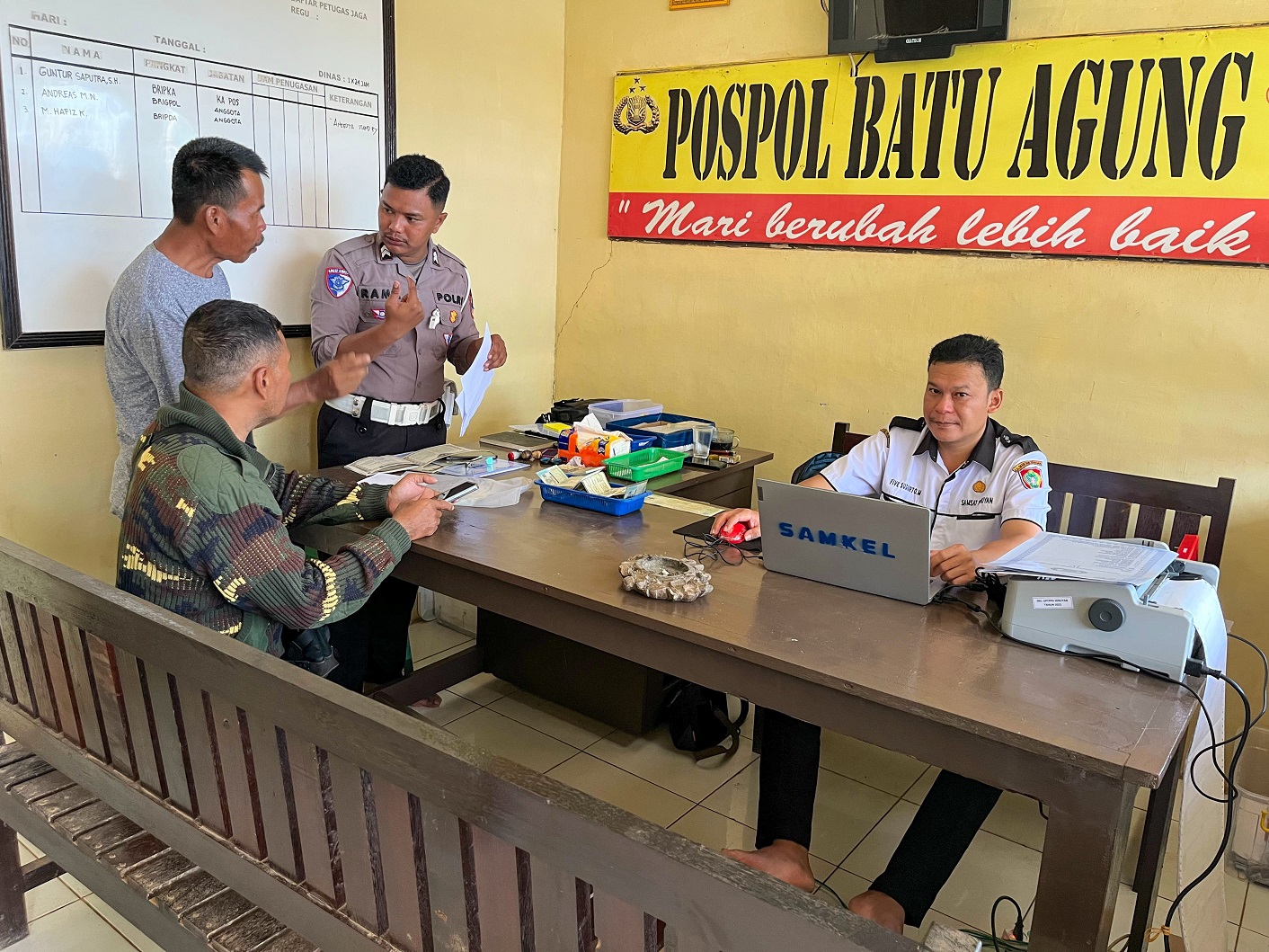 Kegiatan Pelayanan samsat keliling di salah satu kecamatan di Kabupaten Seruyan.