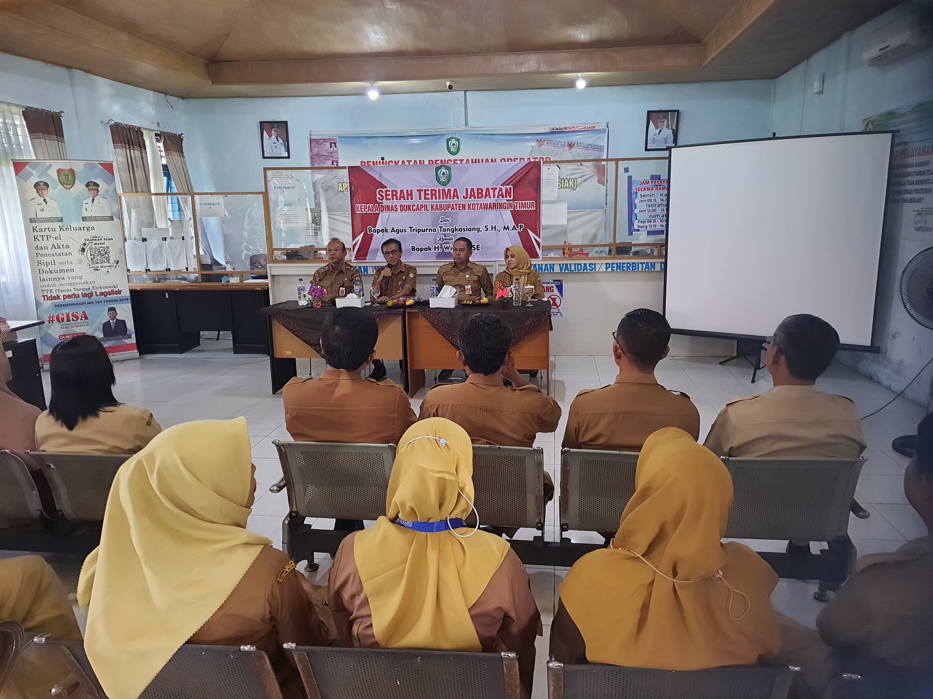 Acara sertijab Kepala Disdukcapil Kotim dari Agus Tripurna Tangkasiang kepada Wiyono, Selasa (18/11).