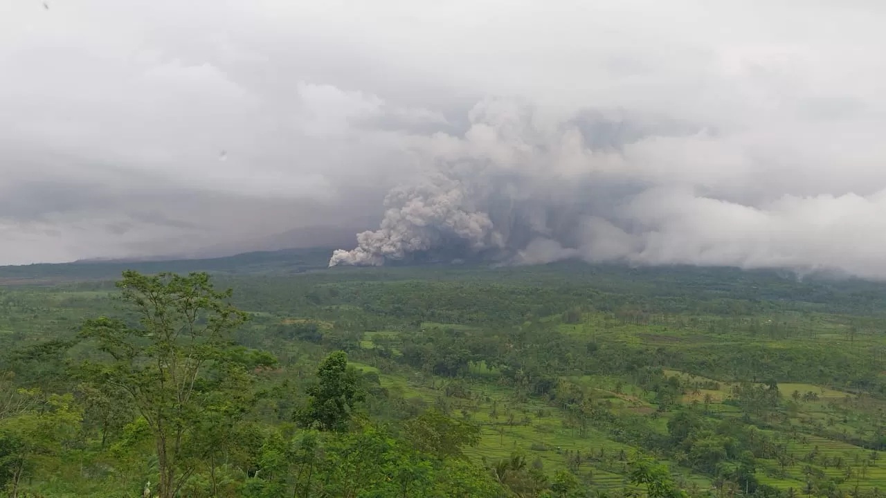 ERUPSI: Visual Gunung Semeru saat mengalami erupsi dengan jarak luncur sampai 2000 meter. (PPGA SEMERU)