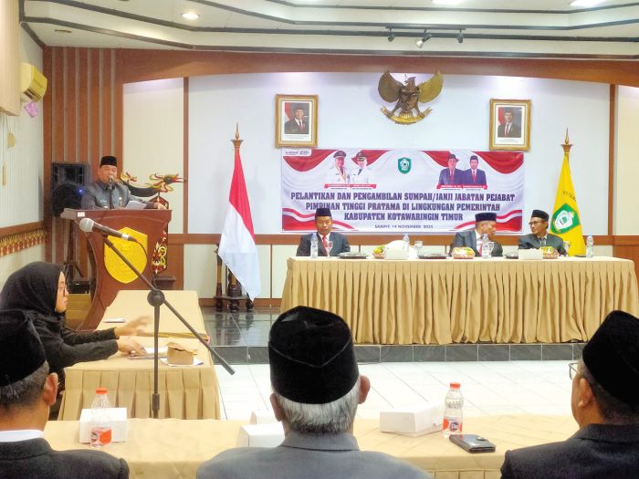 SAMBUTAN: Bupati Kotim Halikinnor saat memberikan sambutan pada acara pelantikan pejabat eselon II, baru-baru tadi. FOTO:YUNI/RADAR SAMPIT