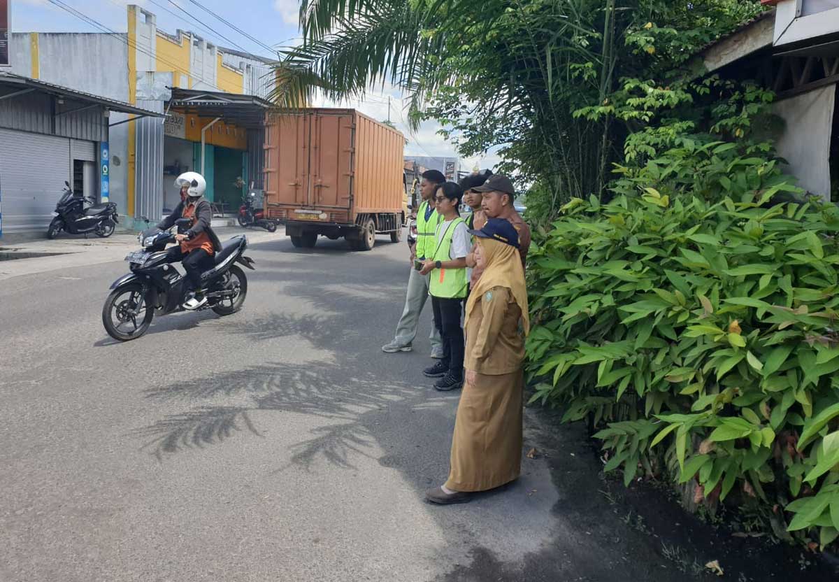 PERENCANAAN: Pelaksanaan survei dan identifikasi sejumlah ruas jalan yang masuk perencanaan strategis di areal Kota Sampit, Selasa (18/11).