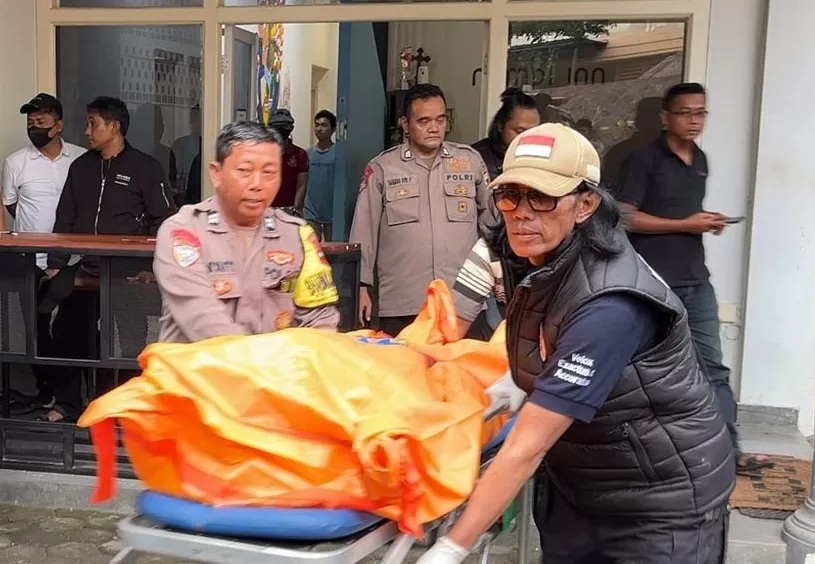 EVAKUASI: Polisi dan Tim Inafis saat mengevakuasi jenazah dosen perempuan yang ditemukan meninggal di kamar hotel di semarang. (Radar Semarang)