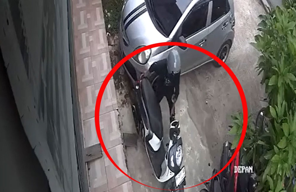 Aksi maling sepeda motor di Jalan Kembali Sampit terekam kamera pengawas,Rabu (9/11/2025)