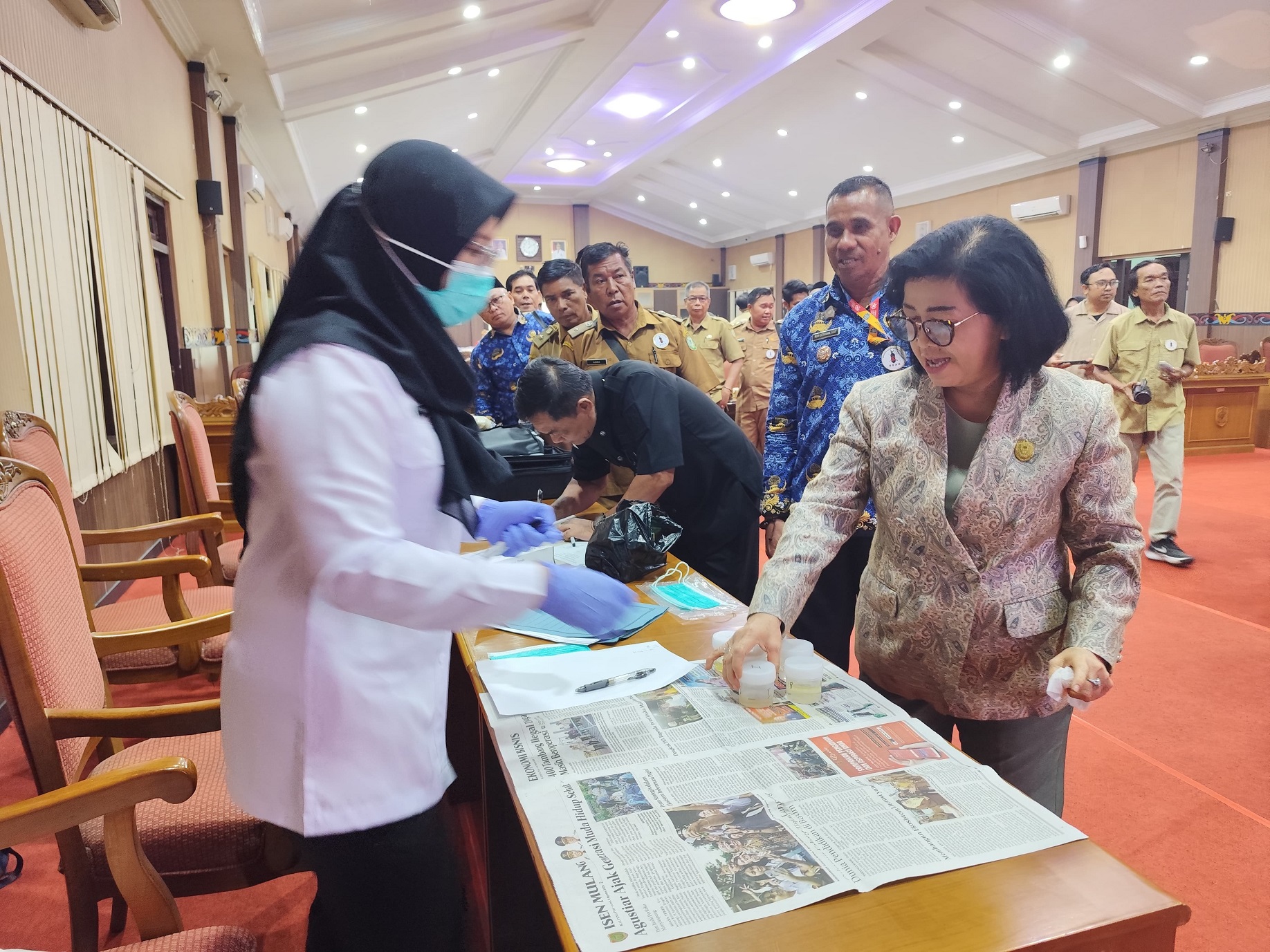 Pelaksanaan tes urine  diikuti anggota DPRD Kotim, puluhan kades, dan aparatur kelurahan serta kecamatan dan sejumlah ASN saat digelarnya sosialisasi anti narkoba di Gedung DPRD Kotim,Senin (17/11)