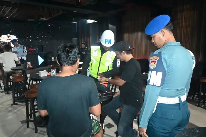 :  Petugas POM AU Lanud Iskandar Pangkalan Bun memeriksa pengunjung  THM di Kota Pangkalan Bun, Kabupaten Kotawaringin Barat, belum lama ini.