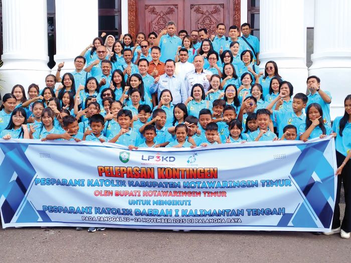 FOTO BERSAMA: Bupati Kotim Halikinnor saat melepas kontingen Pesparani Kotim di aula Rujab Bupati Kotim, Rabu (19/11/2025). FOTO: YUNI/RADAR SAMPIT