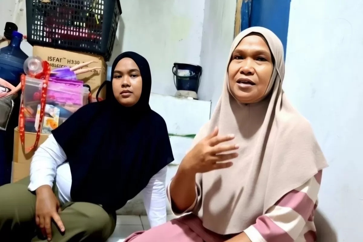 Nenek korban, Imas Siti Rohanah, 52, menjelaskan kronologi hilangnya Rizki Nur Fadhilah, 18. (eko sutrisno/radar bandung)