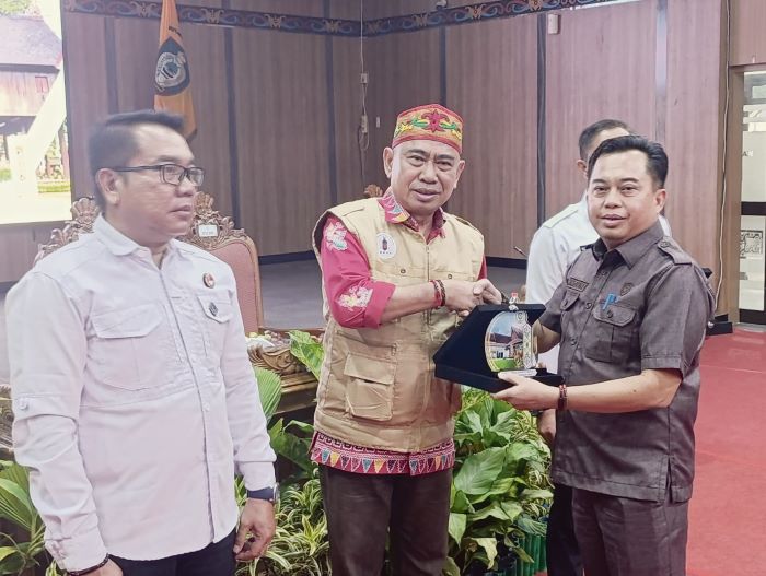 BERSAMA: Ketua DPRD Kotim, Rimbun bersama dengan Ketua GDAN, Sadagori Binti disela-sela sosialiasi narkoba di DPRD Kotim, belum lama tadi. FOTO: RADO/RADAR SAMPIT