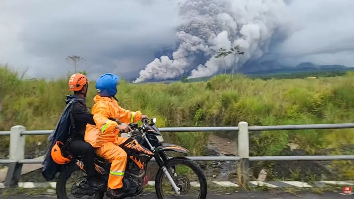 Abu vulkanik yang disemburkan Gunung Semeru yang menjulang tinggi saat terjadi erupsi, Rabu petang (19/11/2025). (Foto. Tangkapan video kiriman warga)