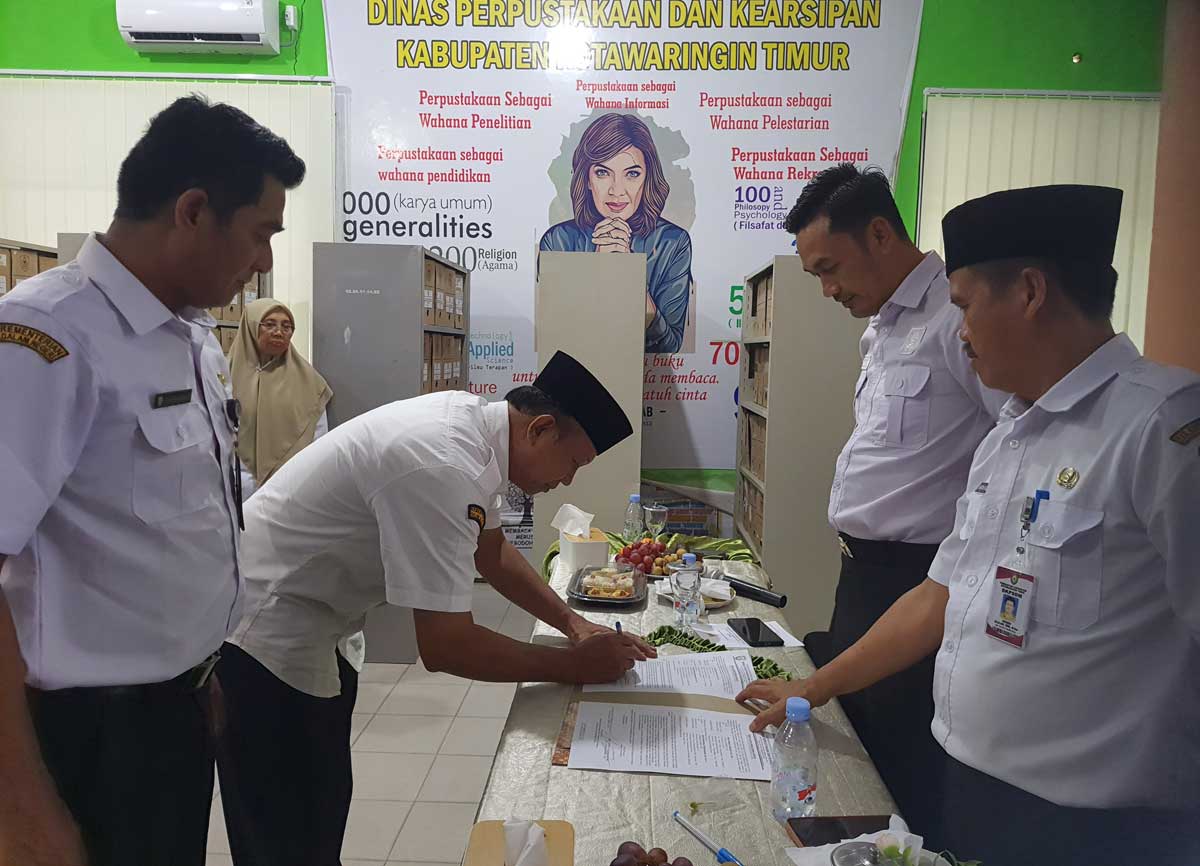 SERTIJAB: Serah terima jabatan Kepala Dinas Perpustakaan dan Kearsipan Kotim disaksikan para pegawai, Rabu (19/11).