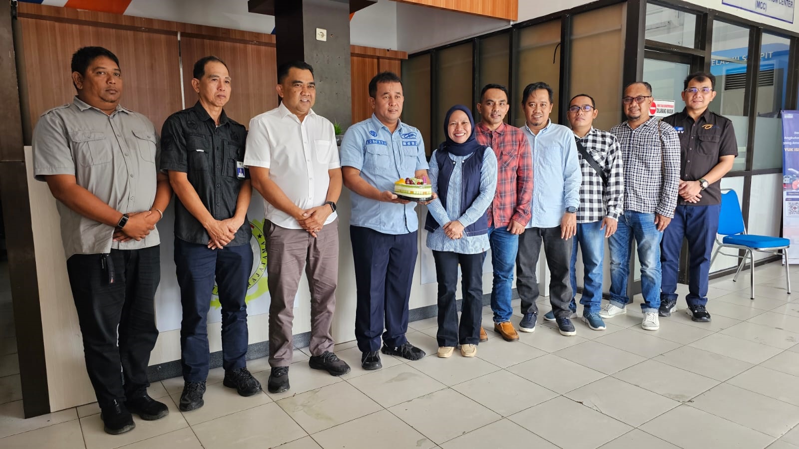 Kepala KSOP Kelas III Sampit Hotman Siagian saat berulang tahun ke 48 , menerima kunjungan dari Direktur Radar Sampit Siti Fauziah didampingi tim manajemen Radar Sampit.