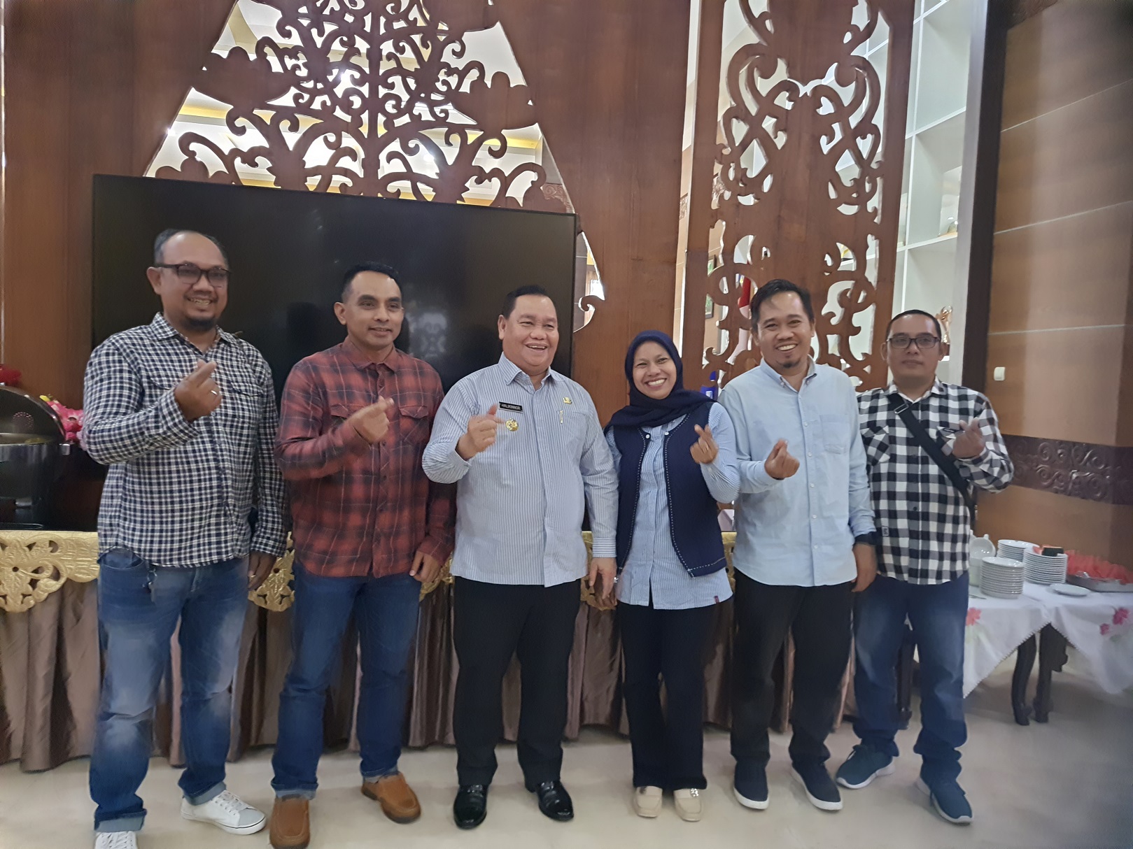 Direktur Radar Sampit Siti Fauziah bersama jajaran manajemen,  saat turut merayakan syukuran HUT ke 63 Bupati Kotim Halikinnor di Rujab Bupati Kotim, Rabu (19/11).