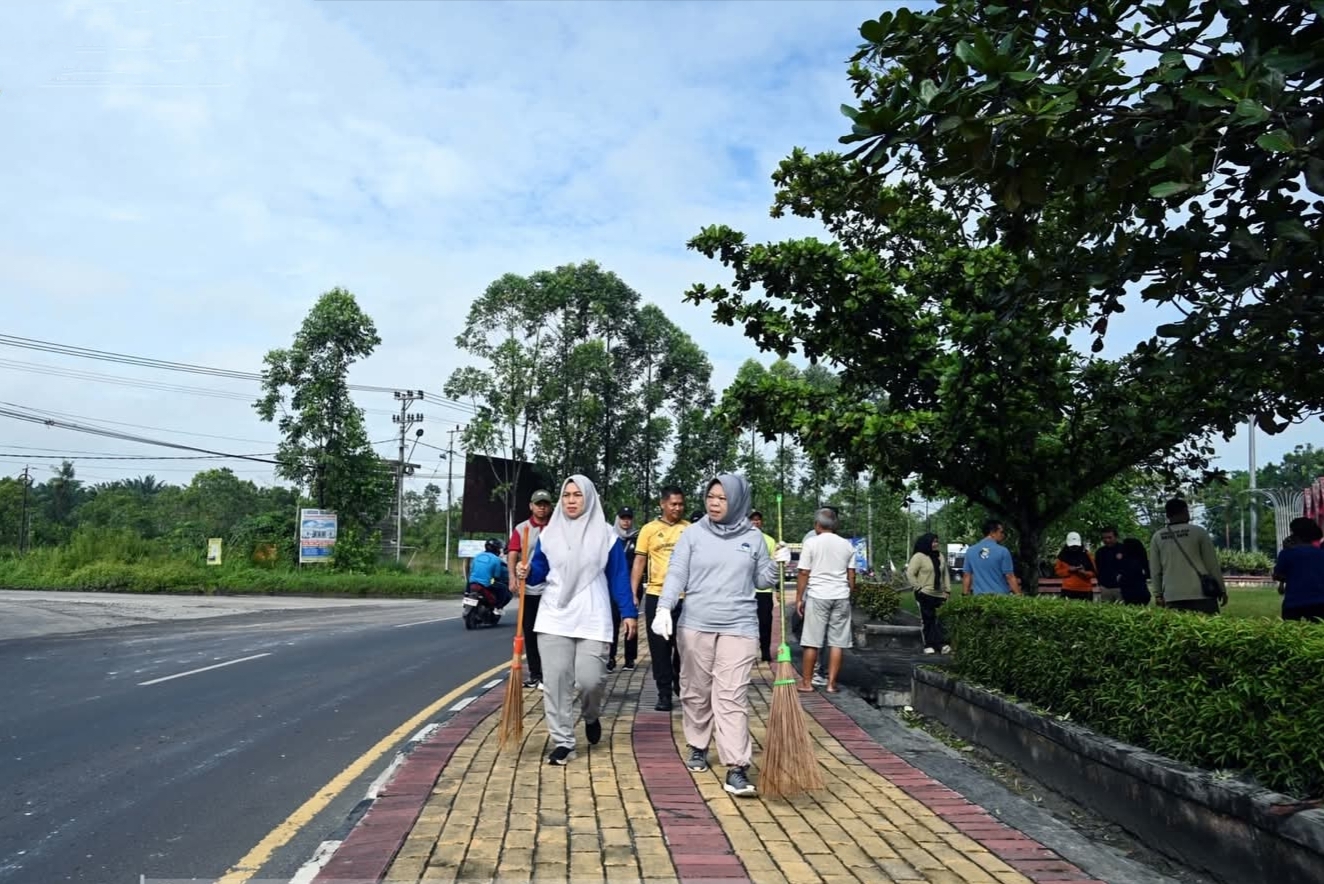 Bupati Kobar memimpin gotong royong bersih-bersih kawasan Bundaran Kecubung baru baru ini.