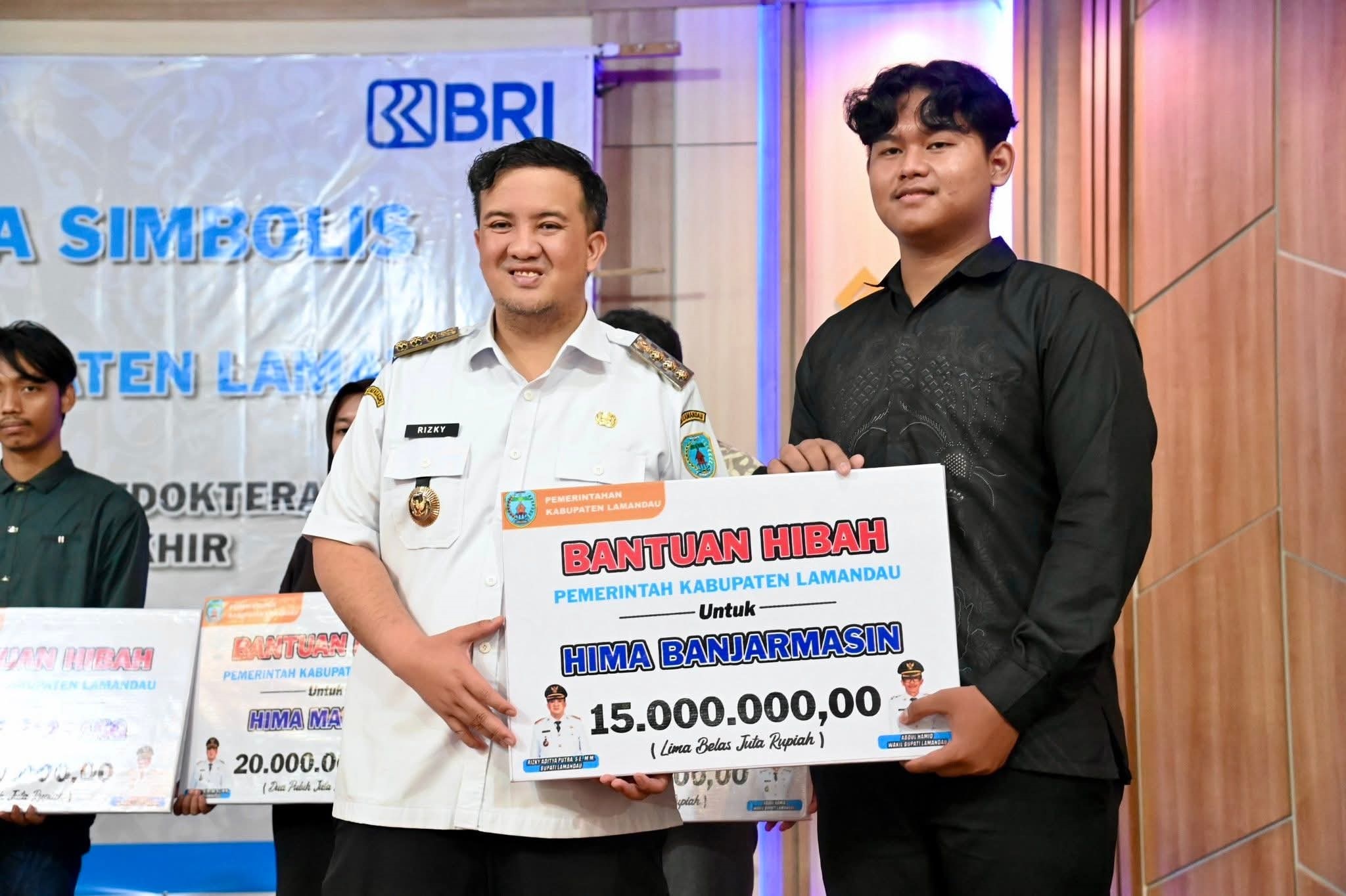 Bupati Lamandau Rizky Aditya Putra menyerahkan beasiswa kepada mahasiswa asal Lamandau