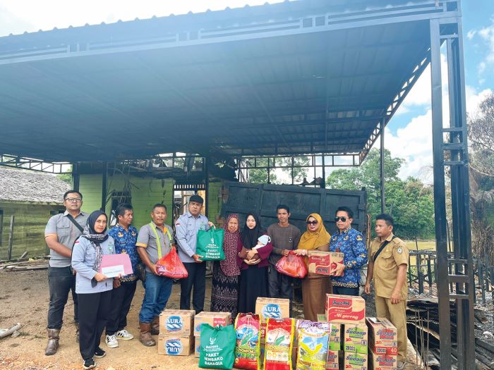 BANTUAN: Wabup Kotim Irawati didampingi Kepala Dinsos Kotim Hawianan dan Baznas Kotim menyerahkan bantuan kebakaran di Desa Tumbang Mangkup, Telaga Antang, belum lama tadi. FOTO: DOK.WABUP KOTIM IRAWA