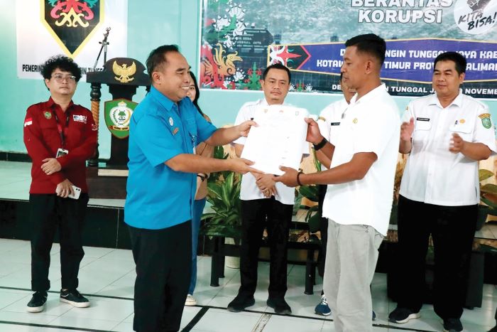 PRESTASI: Penyerahan penilaian perluasan percontohan Desa Antikorupsi Tingkat Kabupaten Kotim kepada Desa Beringin Tunggal Jaya, Rabu (19/11/2025). FOTO: DPMD KOTIM/RADAR SAMPIT