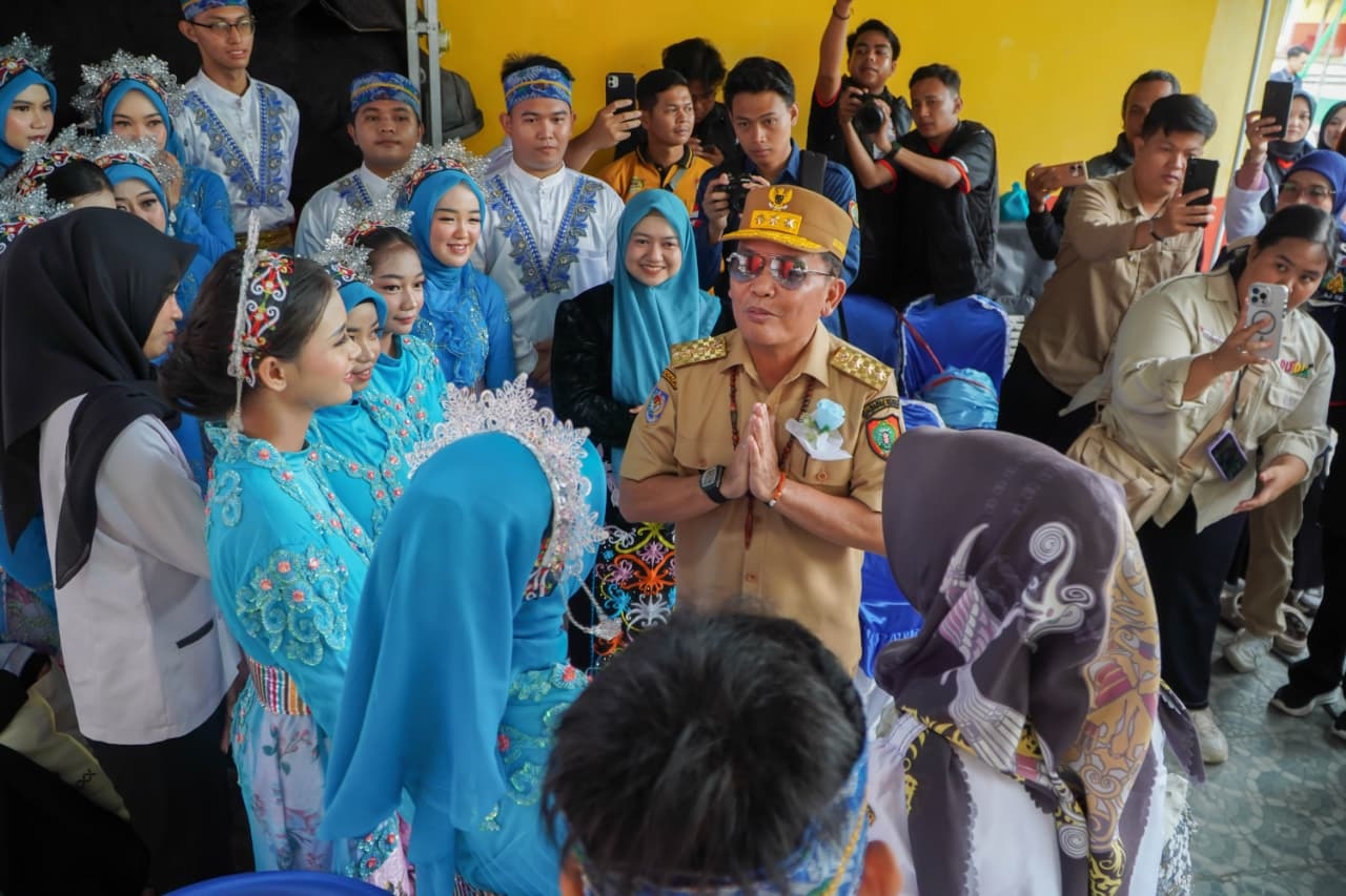 Gubernur Kalteng Agustiar Sabran bersama anak berkebutuhan khusus saat meresmikan Fiksi ABK 2025, sekaligus membuka Unit Layanan Disabilitas di Jalan Tjilik Riwut KM 5, Palangka Raya, Rabu (19/11).
