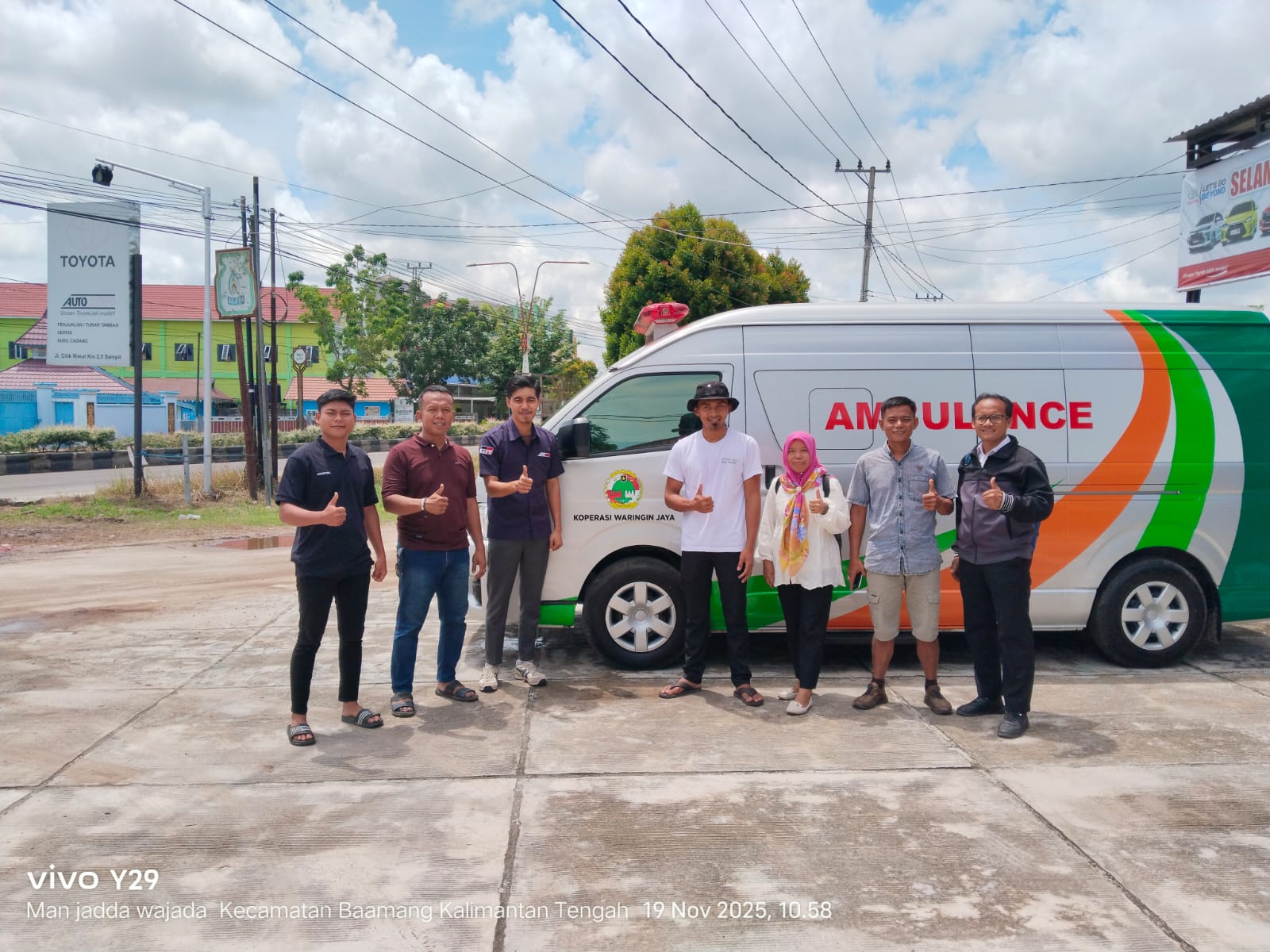 Koperasi Waringin Jaya menyerahkan bantuan berupa satu unit ambulans kepada Pemerintah Desa Waringin Agung, Rabu (19/11/2025).