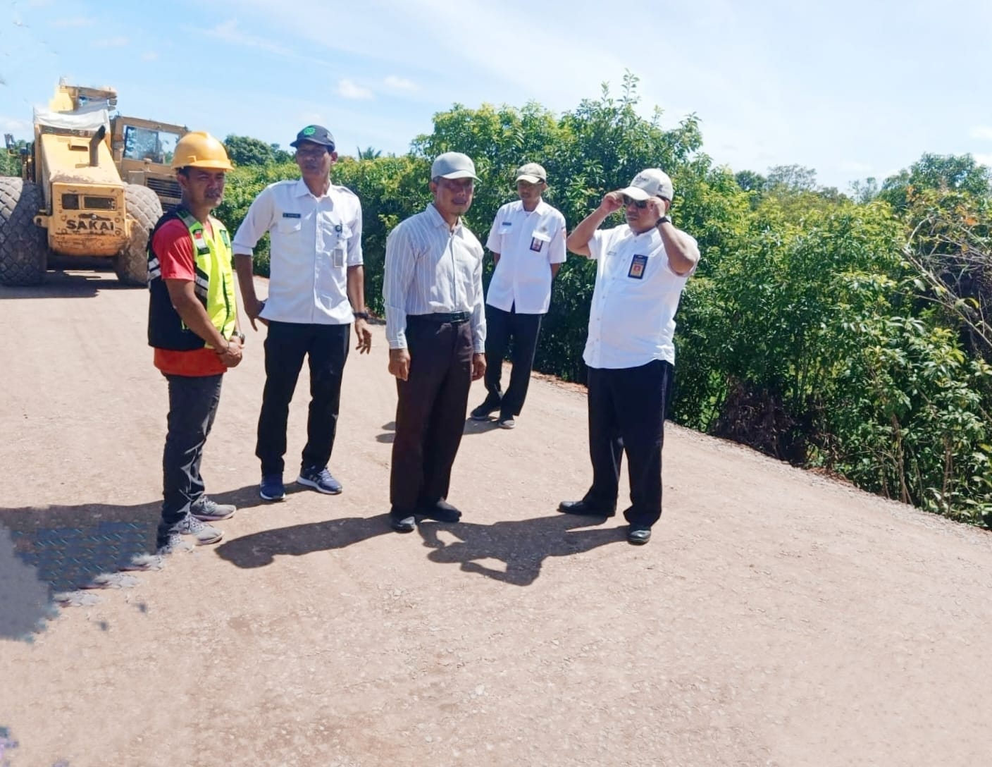 Kepala Dinas PUPR Kobar, Muhammad Hasyim Mualim, saat meninjau pengerjaan infrastruktur di Jalan Beji, Kelurahan Kotawaringin Hilir.