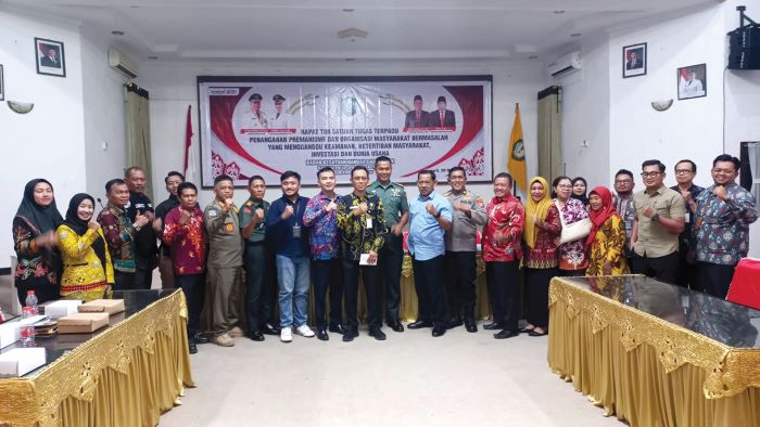 FOTO BERSAMA: Satgas Terpadu Penanganan Premanisme dan Ormas Bermasalah berfoto bersama disela-sela kegiatan, Kamis (20/11/2025). FOTO: ILHAM/ RADAR SAMPIT